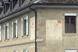Nyon - Cadran solaire double de la place du château Image 3