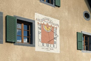 Aigle - Cadran solaire sur une ferme bernoise du 17e Image 2