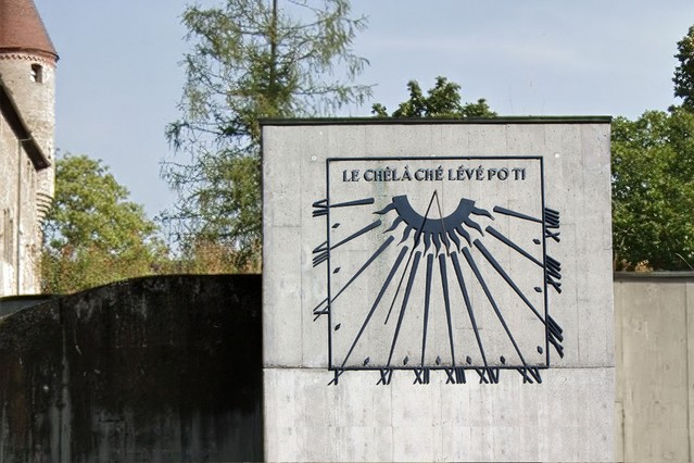 Bulle - Cadran solaire à l'entrée du musée gruérien