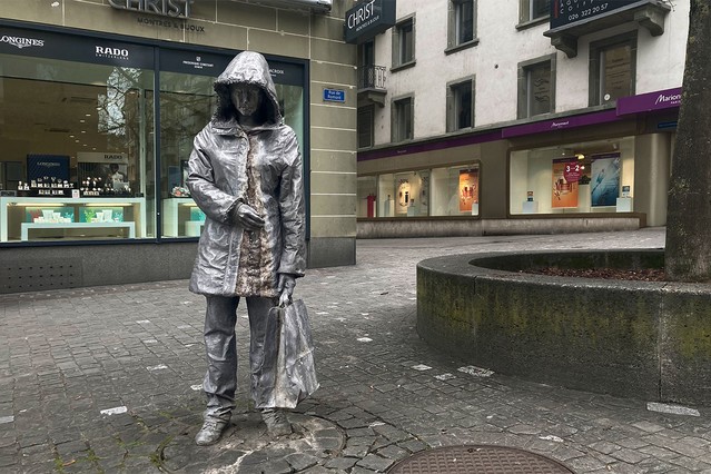 Fribourg - La pleureuse, fontaine et sculpture emblématique ...