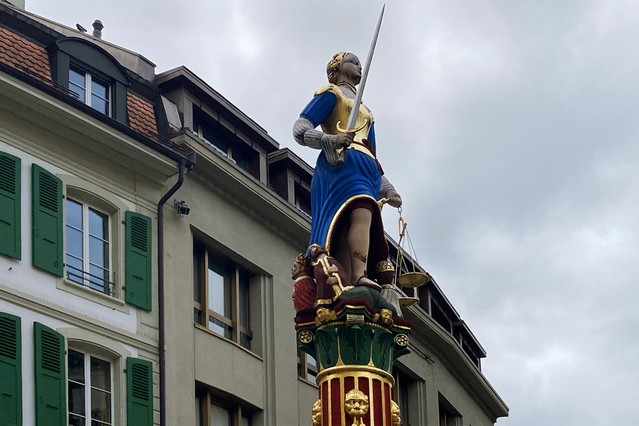 Lausanne - Statue et fontaine de la Justice